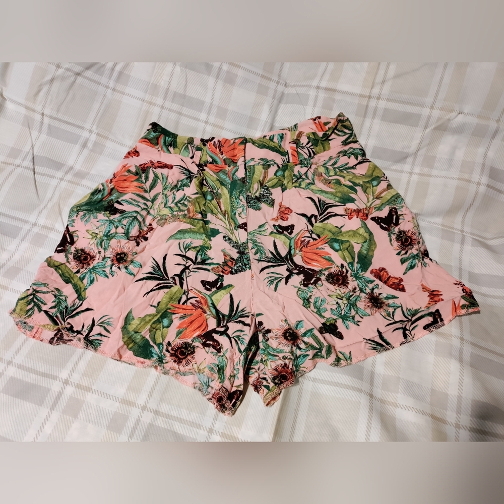 H&M High Waisted Floral Shorts, Size 8